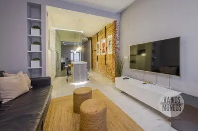 Una televisión o centro de entretenimiento en Cool Duplex para 7, cerca de Tirso de Molina E2