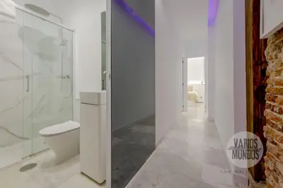 Un baño de Cool Duplex para 7, cerca de Tirso de Molina E2