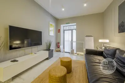 Una televisión o centro de entretenimiento en Cool Duplex para 7, cerca de Tirso de Molina E2