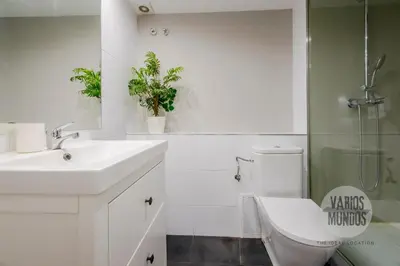 Un baño de Estilo y amplitud para 9 en San Vicente Ferrer E2
