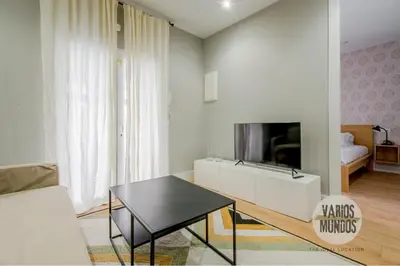 Una televisión o centro de entretenimiento en Paseo por Madrid para 7 en Lavapiés E2