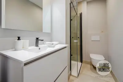 Un baño de Paseo por Madrid para 7 en Lavapiés E2
