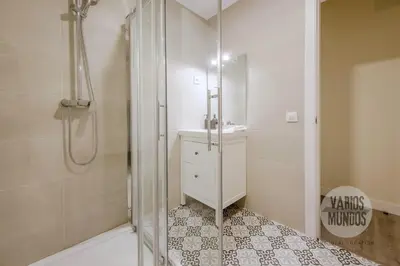 Un baño de Madrid para 9 en La Latina, Calle Encomienda