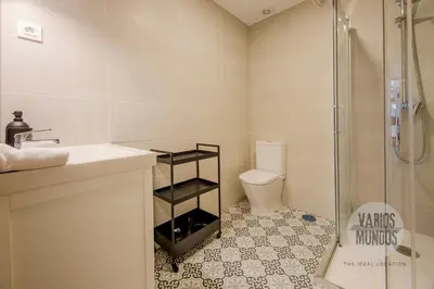 Un baño de Madrid para 9 en La Latina, Calle Encomienda