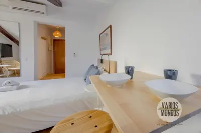 Cama o camas de una habitación en Despertar en Madrid para 2, Carretas 25