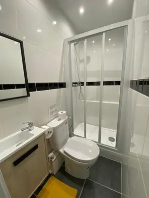 Un baño de Apartamentos EconoStay Fuencarral