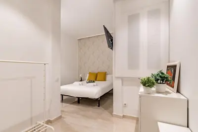 Cama o camas de una habitación en Madrid Embajadores II - Apartamento de 4 dormitorios con Balcón