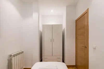 Cama o camas de una habitación en Madrid Embajadores II - Apartamento de 4 dormitorios con Balcón