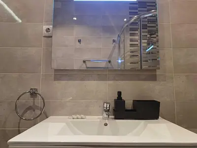 Un baño de Madrid Embajadores II - Apartamento de 4 dormitorios con Balcón