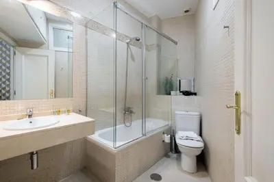 Un baño de Cozy and bright- 1BED 1BATH- City center