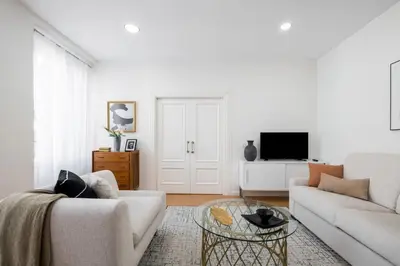 Una televisión o centro de entretenimiento en Cozy and bright- 1BED 1BATH- City center