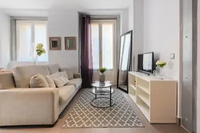 Una televisión o centro de entretenimiento en Cozy Centric- 1BD 1BT- Sol-Plaza Mayor
