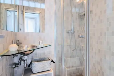 Un baño de Cozy Centric- 1BD 1BT- Sol-Plaza Mayor