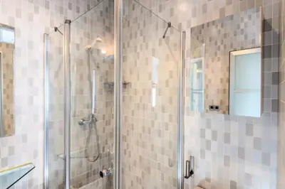 Un baño de Cozy Centric- 1BD 1BT- Sol-Plaza Mayor