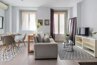 Una televisión o centro de entretenimiento en Cozy Centric- 1BD 1BT- Sol-Plaza Mayor