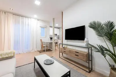 Una televisión o centro de entretenimiento en Executive Stylish - 2bedroom 1 bath - Sol