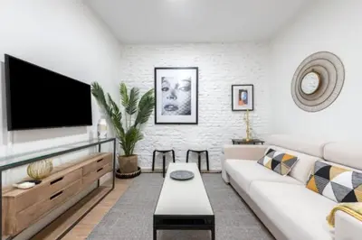 Una televisión o centro de entretenimiento en Executive Stylish - 2bedroom 1 bath - Sol