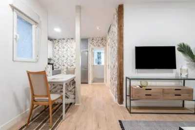 Una televisión o centro de entretenimiento en Executive Stylish - 2bedroom 1 bath - Sol