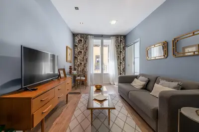 Una televisión o centro de entretenimiento en Cozy and Modern - 1BD 1BT - SOL
