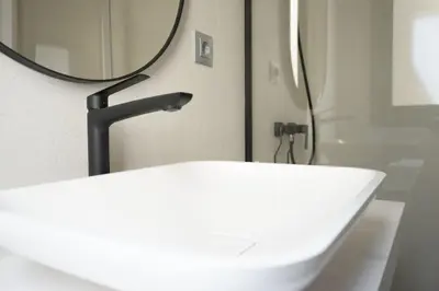 Un baño de 2BD 2BTH - Plaza España - Refurbished - MintyStay