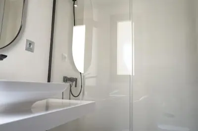 Un baño de 2BD 2BTH - Plaza España - Refurbished - MintyStay