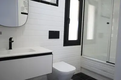 Un baño de 2BD 2BTH - Plaza España - Refurbished - MintyStay