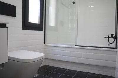 Un baño de 2BD 2BTH - Plaza España - Refurbished - MintyStay