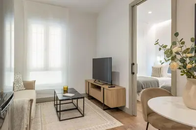 Una televisión o centro de entretenimiento en 2 single beds in Chamberi