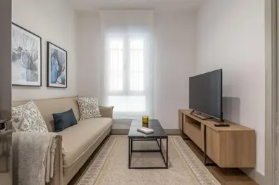 Una televisión o centro de entretenimiento en 2 single beds in Chamberi
