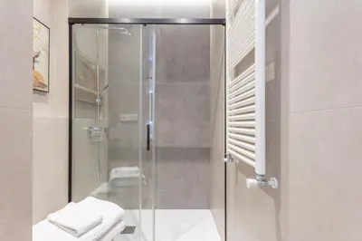 Un baño de Charming 2-Bed Apartment in Conde Duque Madrid