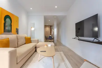 Una televisión o centro de entretenimiento en Charming 2-Bed Apartment in Conde Duque Madrid