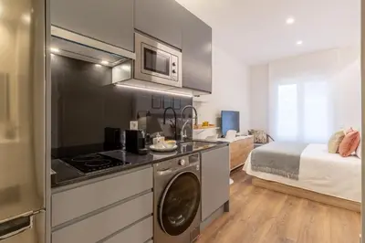 Una cocina o zona de cocina en Charming Studio for Two in Beautiful Chamberí