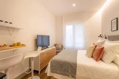 Cama o camas de una habitación en Charming Studio for Two in Beautiful Chamberí