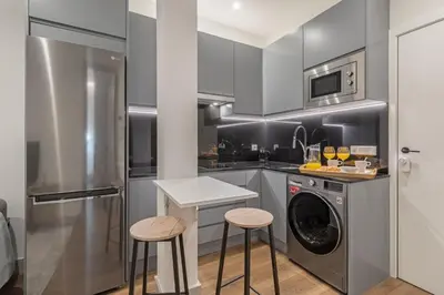 Una cocina o zona de cocina en Charming 1-Bed Apartment in Chamberí Madrid