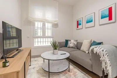 Una televisión o centro de entretenimiento en Charming 1-Bed Apartment in Chamberí Madrid
