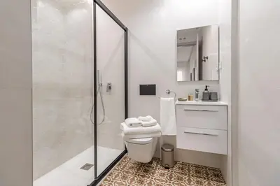 Un baño de Elegant 2-Bed Stay in Central Chamberí