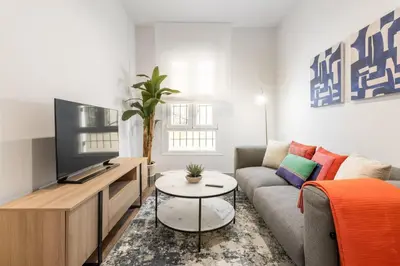 Una televisión o centro de entretenimiento en Elegant 2-Bed Stay in Central Chamberí