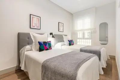 Cama o camas de una habitación en Elegant 2-Bed Stay in Central Chamberí