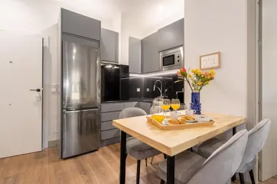 Una cocina o zona de cocina en Elegant 2-Bed Stay in Central Chamberí