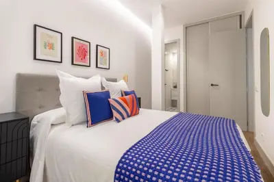 Cama o camas de una habitación en Elegant 2-Bed Stay in Central Chamberí