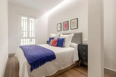 Cama o camas de una habitación en Elegant 2-Bed Stay in Central Chamberí