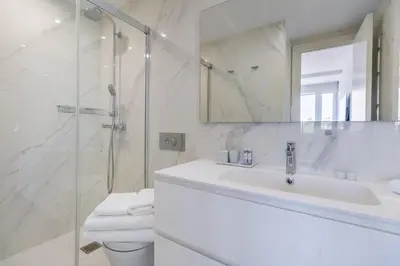 Un baño de Charming 1-Bed Apartment with Bright Interiors