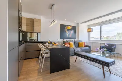 Una cocina o zona de cocina en Charming 1-Bed Apartment with Bright Interiors