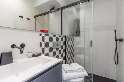 Un baño de Charming 1-Bed Apartment with Bright Interiors