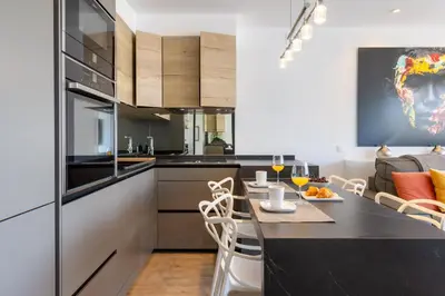 Una cocina o zona de cocina en Charming 1-Bed Apartment with Bright Interiors