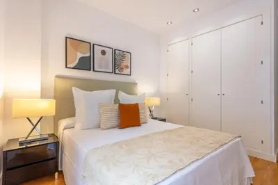 Cama o camas de una habitación en Cozy 2BR Apartment Steps from Plaza Mayor