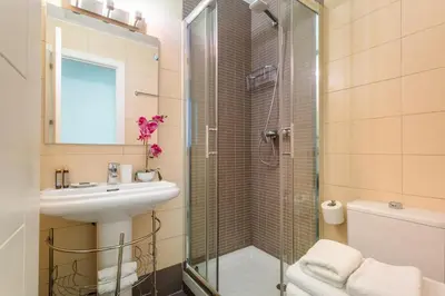 Un baño de Cozy 2BR Apartment Steps from Plaza Mayor
