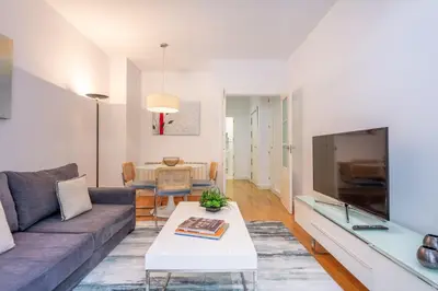 Zona de estar de Cozy 2BR Apartment Steps from Plaza Mayor