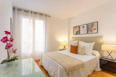 Cama o camas de una habitación en Cozy 2BR Apartment Steps from Plaza Mayor