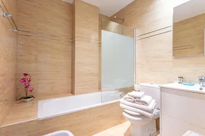 Un baño de Cozy 2BR Apartment Steps from Plaza Mayor